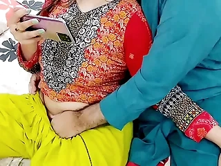 PAKISTANI REAL HUSBAND WIFE WATCHING DESI PORN ON MOBILE THAN HAVE ANAL SEX WITH CLEAR HOT HINDI AUDIO